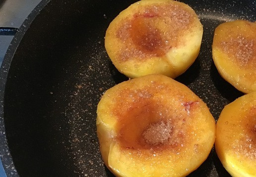 1. Этап. Карамелизированные персики: Дать персикам пустить немного сока примерно 2 минуты. Затем равномерно посыпать оставшимся сахаром другую сторону и перевернуть.