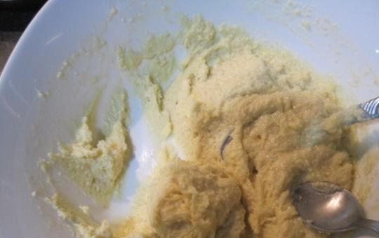 1. Этап. Творожные кексы с шоколадом: 2. Добавьте яйца и творог, хорошо перемешайте до однородности. В полученную массу всыпьте просеянную муку, смешанную с разрыхлителем. Замесите тесто. Оно должно быть достаточно густым, не текучим.