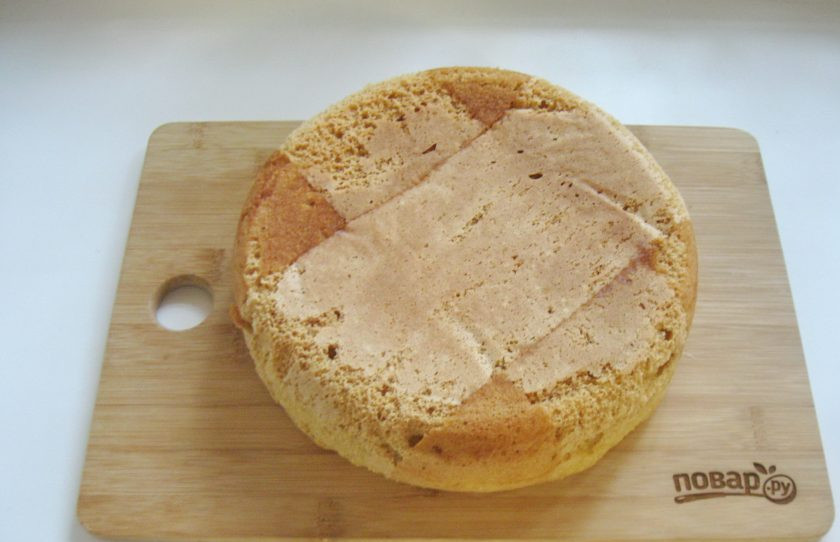 1. Этап. Бостонский кремовый пирог: Выложите тесто в форму для выпечки. Пеките в духовке при температуре 170 градусов 40 минут. Готовность проверяйте сухой деревянной палочкой или зубочисткой. Готовый бисквит выложите из формы и охладите.