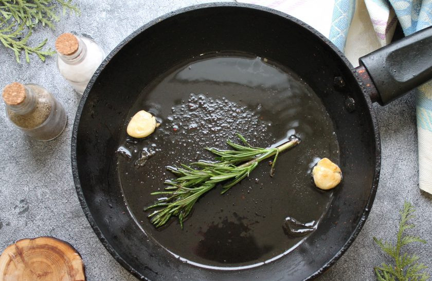 1. Этап. Медальоны в беконе: В сковороду налейте растительное масло и разогрейте на сильном огне. Выложите очищенный и раздавленный чеснок и веточку розмарина. Обжарьте в течение 1-2 минут до золотистого цвета чеснока, удалите.