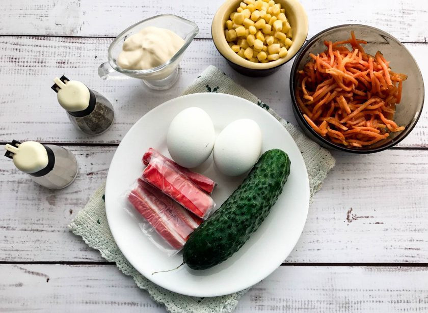 1. Этап. Салат Виктория с крабовыми палочками: Подготовьте все необходимые ингредиенты.