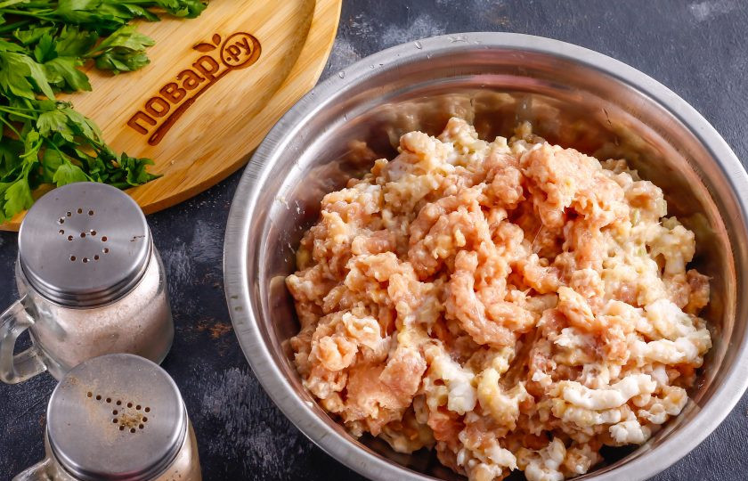 1. Этап. Куриная колбаса с салом: Отделите мясо от костей окорочков, нарежьте его небольшими кусочками. Лук разрежьте на четыре части, сало нарежьте мелкими кубиками. Пропустите все ингредиенты через мясорубку.