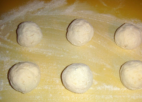 1. Этап. Сырные лепешки с начинкой: 2. Теперь добавляем муку и замешиваем крутое тесто. Делим его на шесть равных частей.