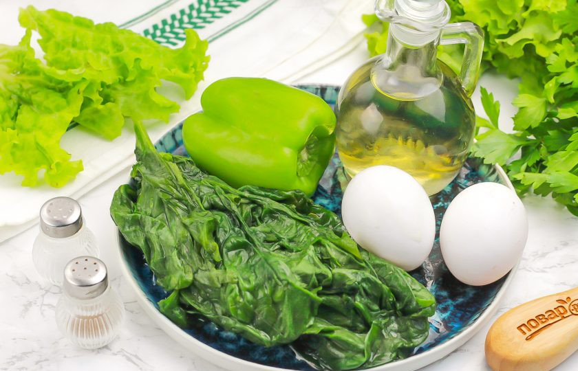 1. Этап. Салат со шпинатом и болгарским перцем: Подготовьте указанные продукты. Шпинат промойте и залейте кипятком на 5 минут. По желанию можно добавить его и свежим, но он немного придаст терпкости блюду. Куриные яйца отварите заранее 12 минут и остудите в ледяной воде, счистите скорлупу и промойте.