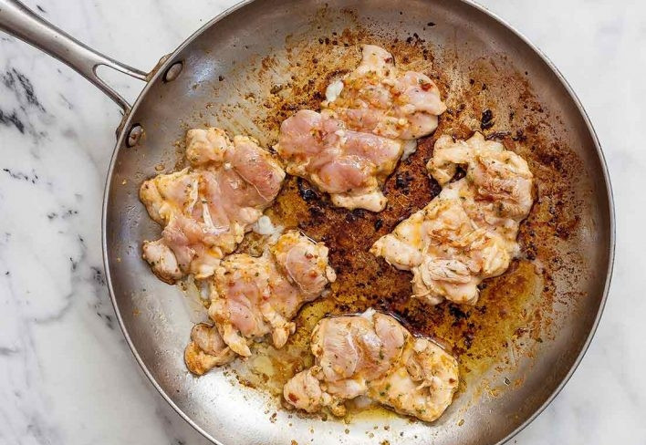 1. Этап. Куриное мясо в апельсиновом маринаде: 6. В сковороде разогрейте оливковое масло, выложите курицу в маринаде на разогретую поверхность.