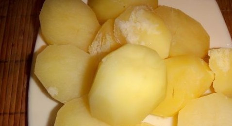 1. Этап. Картофельные биточки: Чистим картофель и отвариваем до готовности в подсоленной воде. Если у вас осталось от обеда или ужина картофельное пюре - еще проще. У вас уже есть готовый ингредиент для биточков.