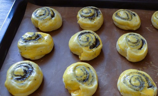 1. Этап. Маковые булочки под шоколадом: Смазать этой смесью расстоявшиеся заготовки.