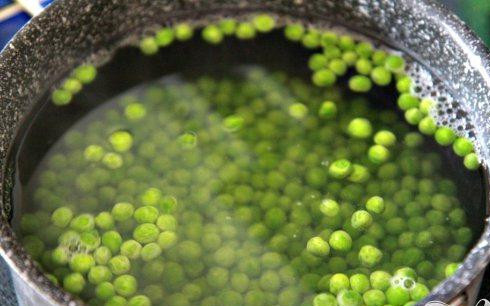 1. Этап. Курица с лимонной сальсой и гороховым пюре: 3. Приготовить гороховое пюре. Отварить горох в большой кастрюле с кипящей подсоленной водой в течение 1 минуты. Выложить горошек в миску с ледяной водой.