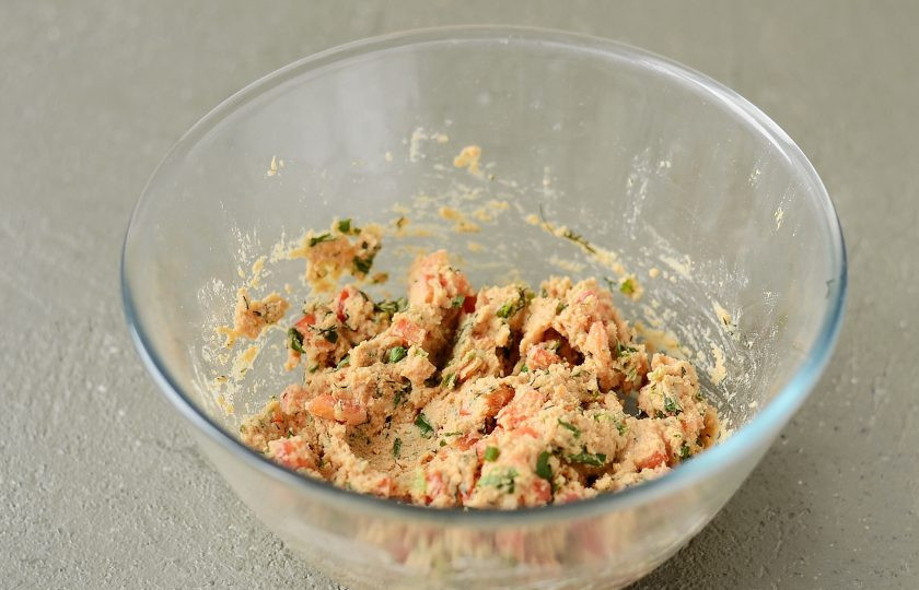 1. Этап. Котлеты из нутовой муки: Затем добавьте в тесто болгарский перец и зелень, перемешайте.