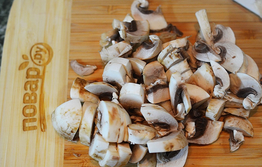 1. Этап. Мини-запеканка Сумка балканского пастуха: 2. Шампиньоны нарежьте пластинками.