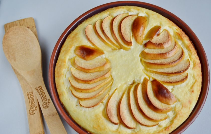 1. Этап. Воздушный творожный пирог с яблоками: Выпекайте пирог при 180 градусах 40-45 минут. Дайте ему полностью остыть, после чего можно порезать кусочками и подать к чаю. Приятного!