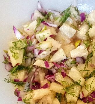 1. Этап. Печёная фета с ананасной сальсой: Сделать сальсу. В отдельной ёмкости смешать кусочки ананаса, оставшийся перец красный жгучий, укроп, красный лук, сок, цедру лайма и соль по вкусу.