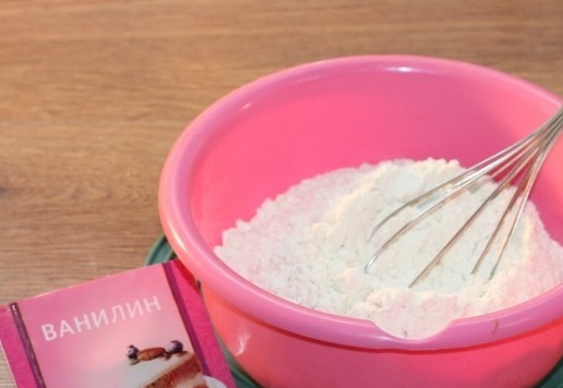 1. Этап. Пирог на кефире с персиками: 2. Смешиваю муку (270 г) с разрыхлителем теста (10 г) и ванилином (1 г). Если у Вас ванильный сахар вместо ванили, то 2 ч. л..