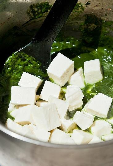 1. Этап. Шпинат с адыгейским сыром: Затем в пюре положить сметаны и нарезанный кубиками сыр.