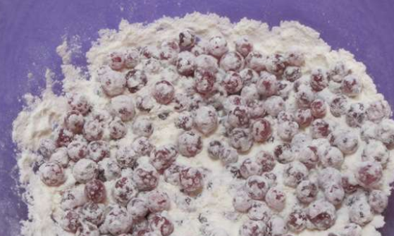 1. Этап. Смородиновые маффины: Смородину перебираем и промываем, затем обваливаем в муке. Добавляем смородину в тесто, аккуратно перемешиваем.