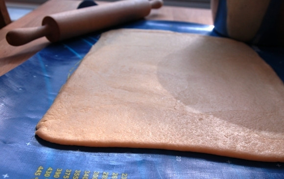 1. Этап. Пирожки с черникой: Тесто разделите на две части. Раскатайте на прямоугольники размером 40х60 см.