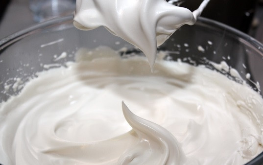 1. Этап. Итальянская меренга: 3. Готовой меренга считается, если она воздушная и эластичная. Используем ее сразу или отправляем в холодильник для хранения (на несколько часов).