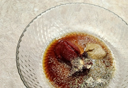 1. Этап. Джерки из индейки по-азиатски: Приготовить маринад для индейки. Кочудян кладите по вкусу, нам достаточно 1 ложки. Из специй можно добавить свои любимые.