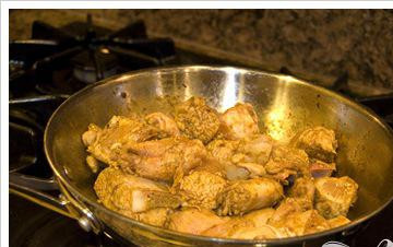 1. Этап. Классическое куриное карри: Поставьте сковороду (в которой только что готовили овощи, мыть её не надо), добавьте столовую ложку масла и кусочки курицы, хорошенько перемешайте.