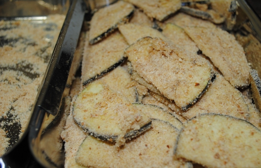 1. Этап. Чипсы из баклажанов: Теперь изваляйте баклажаны в панировочных сухарях.