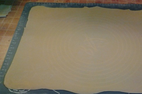 1. Этап. Крымская пахлава: Делим тесто на части и каждую раскатываем в очень тонкий пласт, чем тоньше - тем лучше. Оставляем раскатанное тесто слегка обветрится - так оно не будет слипаться при скручивании.