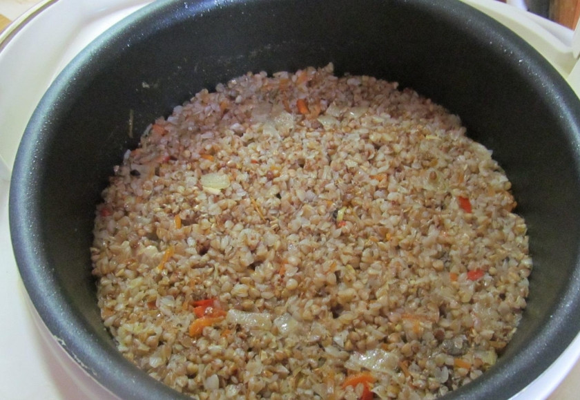 1. Этап. Крылья индейки в мультиварке: 7. Затем выкладываем гречневую крупу (тщательно ее промыв), добавляем немного воды (чтобы та покрыла гречку) и выставляем режим 