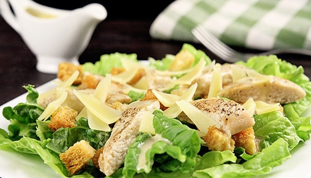 1. Этап. Простой рецепт Цезаря с курицей: Сверху полейте 