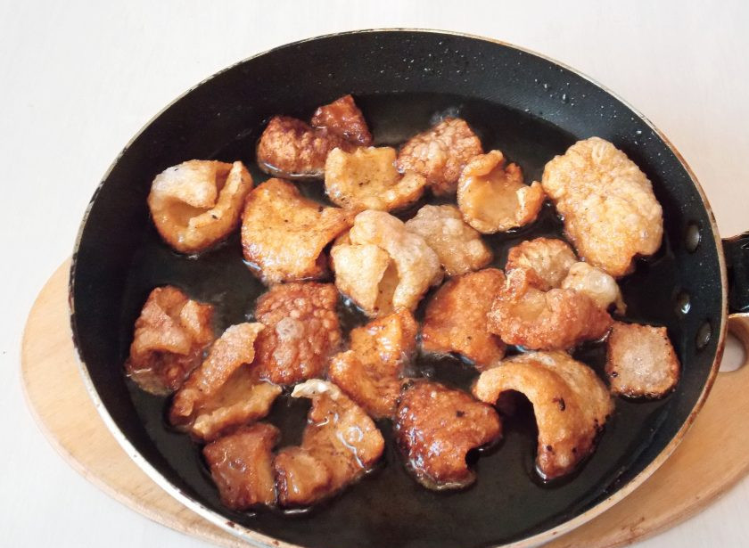 1. Этап. Чипсы из свиной шкурки: В маленькую сковороду с высокими краями налейте растительное масло и разогрейте. Маленькими порциями кладите подготовленные шкурки и жарьте меньше минуты. Чипсы готовы, когда кусочки раздулись и стали больше в 2 раза.