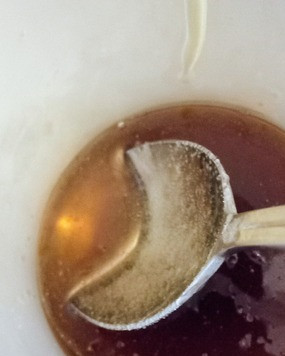 1. Этап. Салат с нектаринами и миндалем: Сделать заправку, состоящую из меда, бальзамического соуса, лимонного сока и растительного масла.