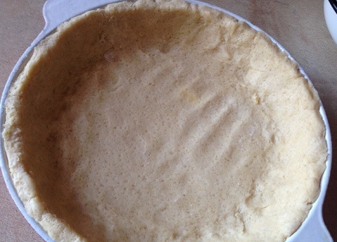 1. Этап. Сметанник: Пирог лучше печь в разъемной форме диаметром 25-26 см. Я пекла в тяжелой чугунной форме. Раскатаем тесто в пласт и выложим в форму, формируя бортики.