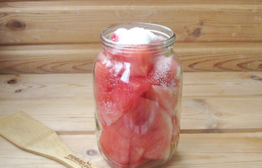 1. Этап. Арбузы в банке с лимонной кислотой: Пока вода закипает, добавьте в банку соль, сахар и лимонную кислоту. Залейте закипевшей водой, закатайте банку крышкой, укутайте в одеяло до полного остывания.