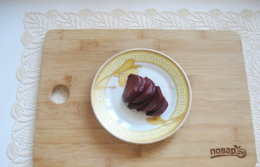 1. Этап. Маринованный чеснок со свеклой: Свеклу очистите, помойте и нарежьте пластинами.