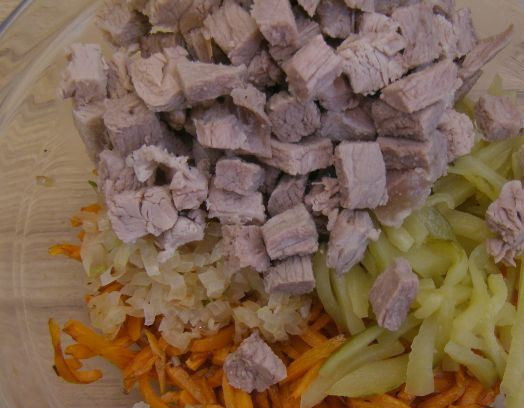 1. Этап. Салат Обжоркa с говядиной: В одной тарелке смешиваем: мясо, огурцы, морковь и лук.