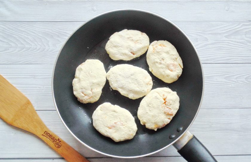 1. Этап. Сырники с мандаринами: Из готовой массы формируйте сырники, обваливайте в муке и выкладывайте на разогретую с подсолнечным маслом сковороду.