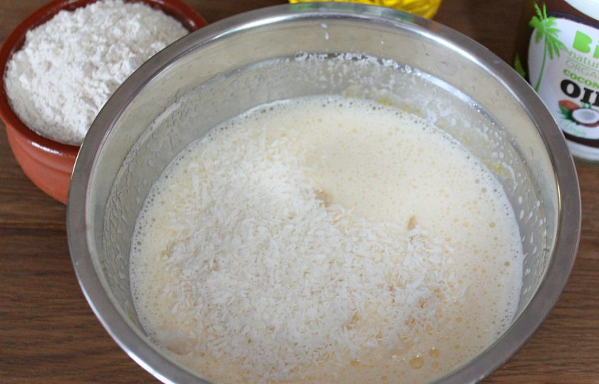 1. Этап. Кекс на кокосовом молоке: Насыпаем стружку кокоса.