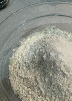 1. Этап. Закусочные сырные кексы: Добавить муку, разрыхлитель, сахар, соль. Соединить все элементы