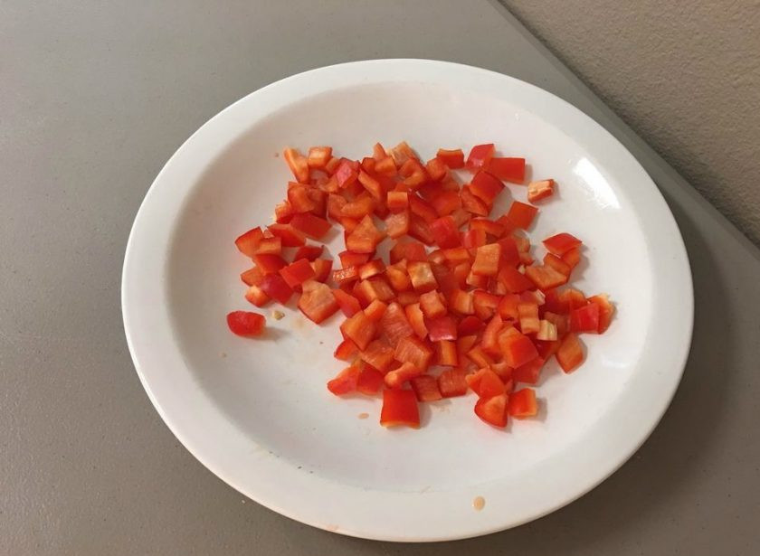 1. Этап. Салат с вареной колбасой: 4. Перец мою и разрезаю на 2 части, затем вычищаю семена и нарезаю небольшими кусочками.