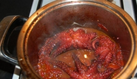 1. Этап. Осьминог по-итальянски: Оставляем кастрюлю с осьминогом на маленьком огне и варим до тех пор, пока соус не станет густым и не поменяет цвет на более темный. Подавать осьминога можно с гренками, украсив мелко нарезанной петрушкой, как закуску или как подливу к гарниру.