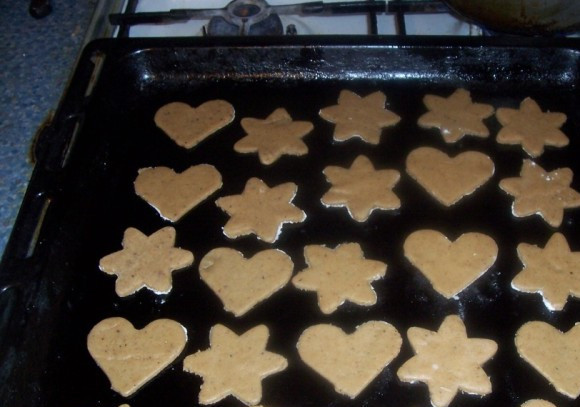 1. Этап. Печенье шведское: Тесто очень хрупкое, осторожно переложите его с помощью лопаточки на противень, смазанный растительным маслом. Отправляем в разогретую до 180 градусов духовку минут на 7-8.