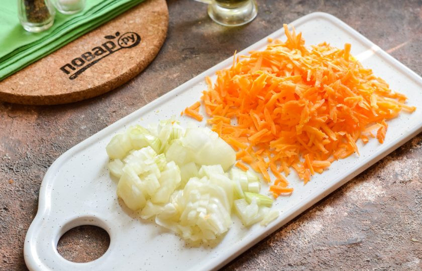 1. Этап. Куриный суп с базиликом: Очистите лук и морковь, овощи вымойте и просушите. Нарежьте лук кубиками, морковь натрите на терке.