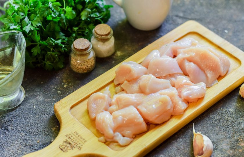 1. Этап. Курица со шпинатом в сливочном соусе: Куриное филе ополосните и просушите, нарежьте кубиками.