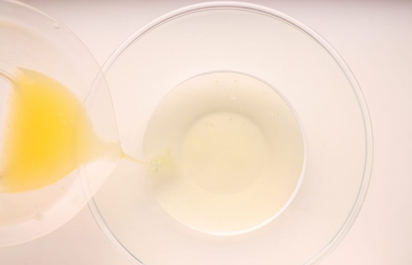 1. Этап. Лимонный тирамису: В воду с сахаром добавьте сок одного лимона. Пропитку остудите.