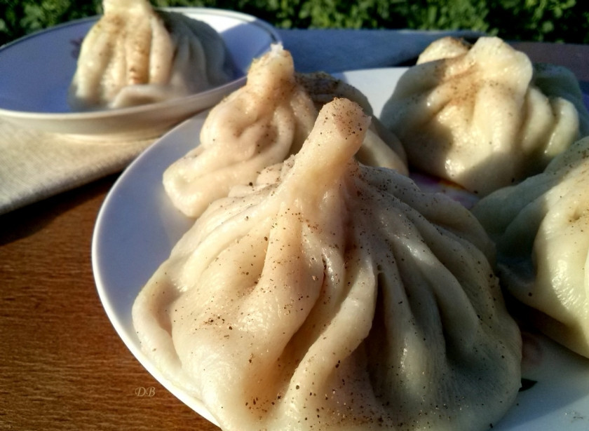 1. Этап. Хинкали (классический рецепт): Выловите хинкали с помощью шумовки, посыпьте черным перцем и подавайте к столу. Приятного аппетита!