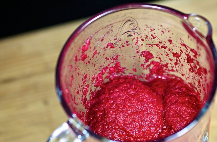 1. Этап. Хрен со свеклой по-домашнему: 5. Погружным блендером измельчите все в однородную смесь. Поставьте хрен в холодильник на 3 часа. Хрен по-домашнему готов.