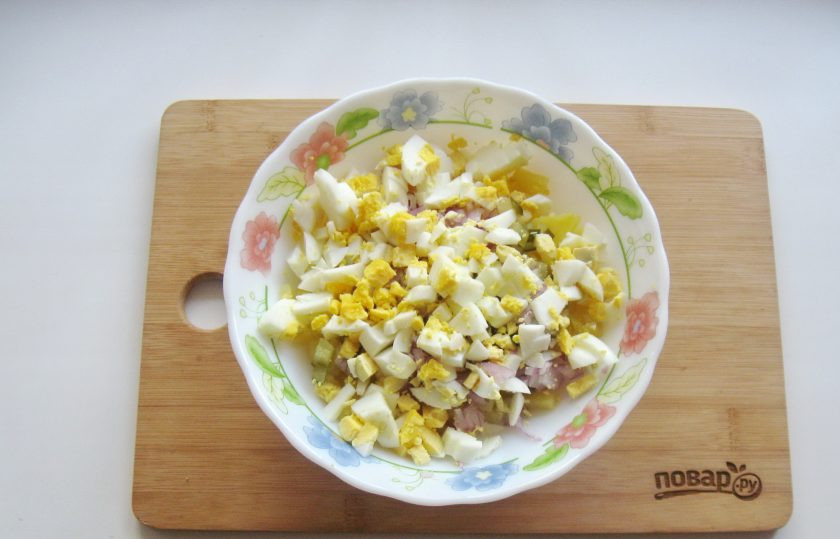 1. Этап. Оливье без горошка: Яйца сварите, охладите и нарежьте. Добавьте в салат.