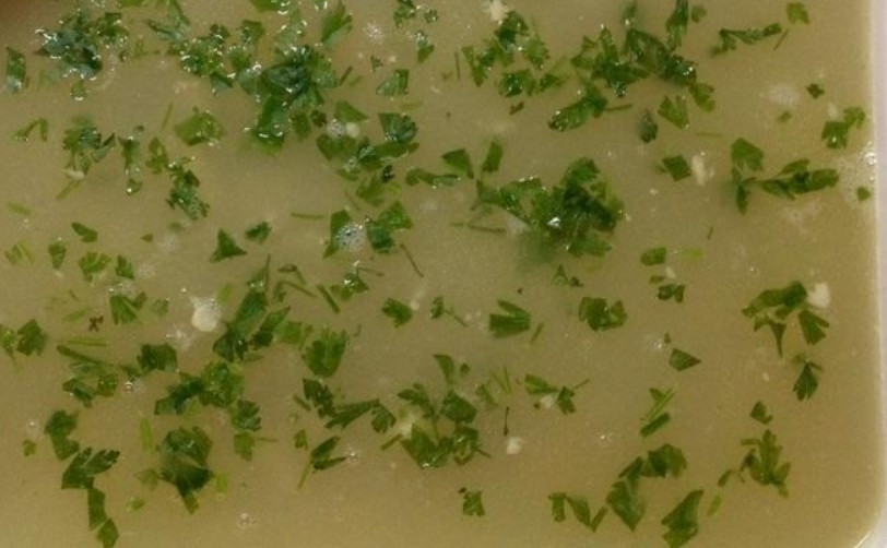 1. Этап. Диетический холодец: Бульон процедите и смешайте с желатином, верните на огонь и дайте желатину полностью растворится. Полученной жидкостью заливаем курицу, присыпаем измельченной петрушкой. Охлаждаем, а затем ставим холодец в холодильник на 10 часов, до полного остывания.