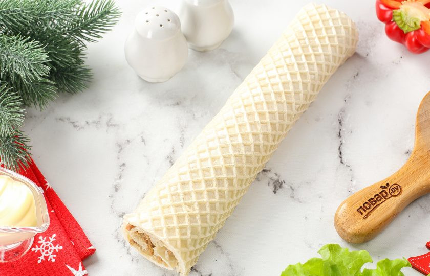 1. Этап. Рулет Новогодняя змея: Аккуратно скрутите рулет.