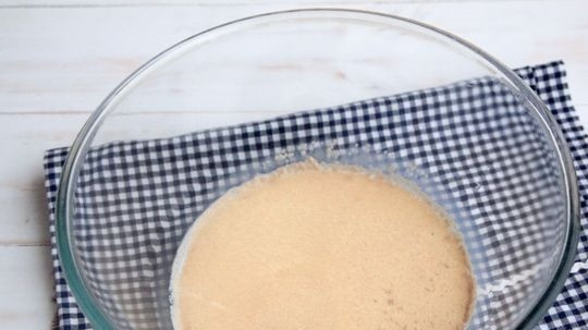 1. Этап. Оригинальные булочки: В тёплом молоке разведите дрожжи.