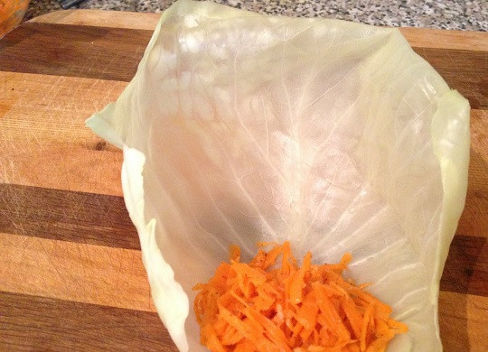 1. Этап. Маринованные голубцы с морковкой: 7. В серединку выложите начинку. Параллельно поставьте на огонь маринад, соединив воду, соль, сахар, масло и уксус.