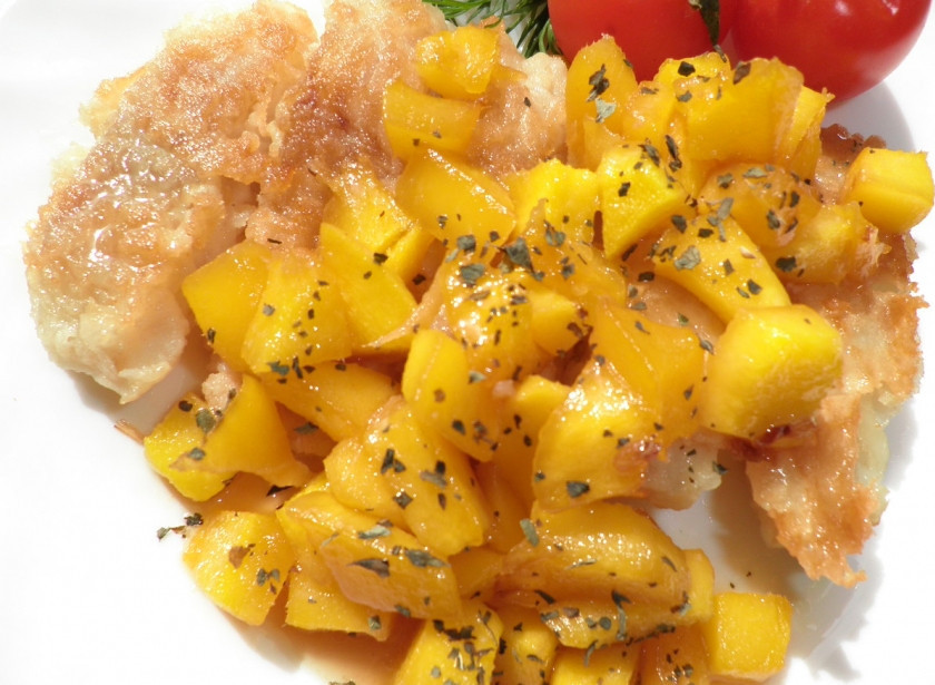 1. Этап. Рыбка с манго: На тарелку положить рыбные 